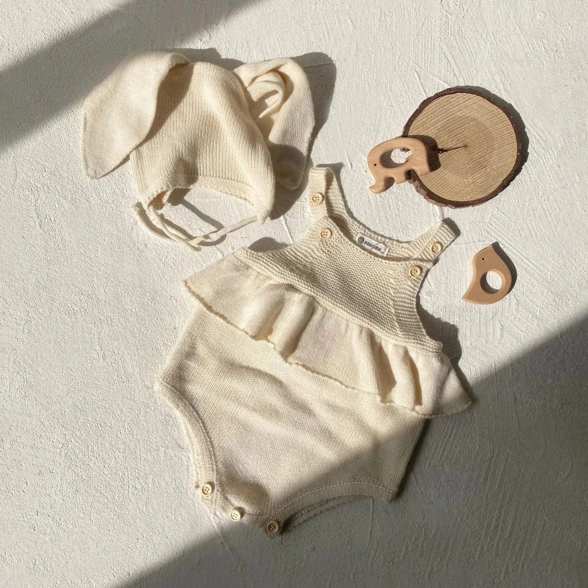 ノースリーブロンパース apricot set / 6M  66CM ベビーロンパース ニットサスペンダーペプラムフリルボディスーツ+うさ耳ボンネット帽子セット【mh0007949】