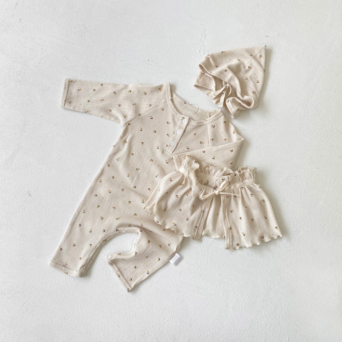 ロンパースセットアップ Apricot three-piece set (jumpsuit + shawl + hat) / 66cm ベビーセットアップ 3点セット 長袖コンビ肌着+ボンネット帽子+フリルショール【mh0009100】