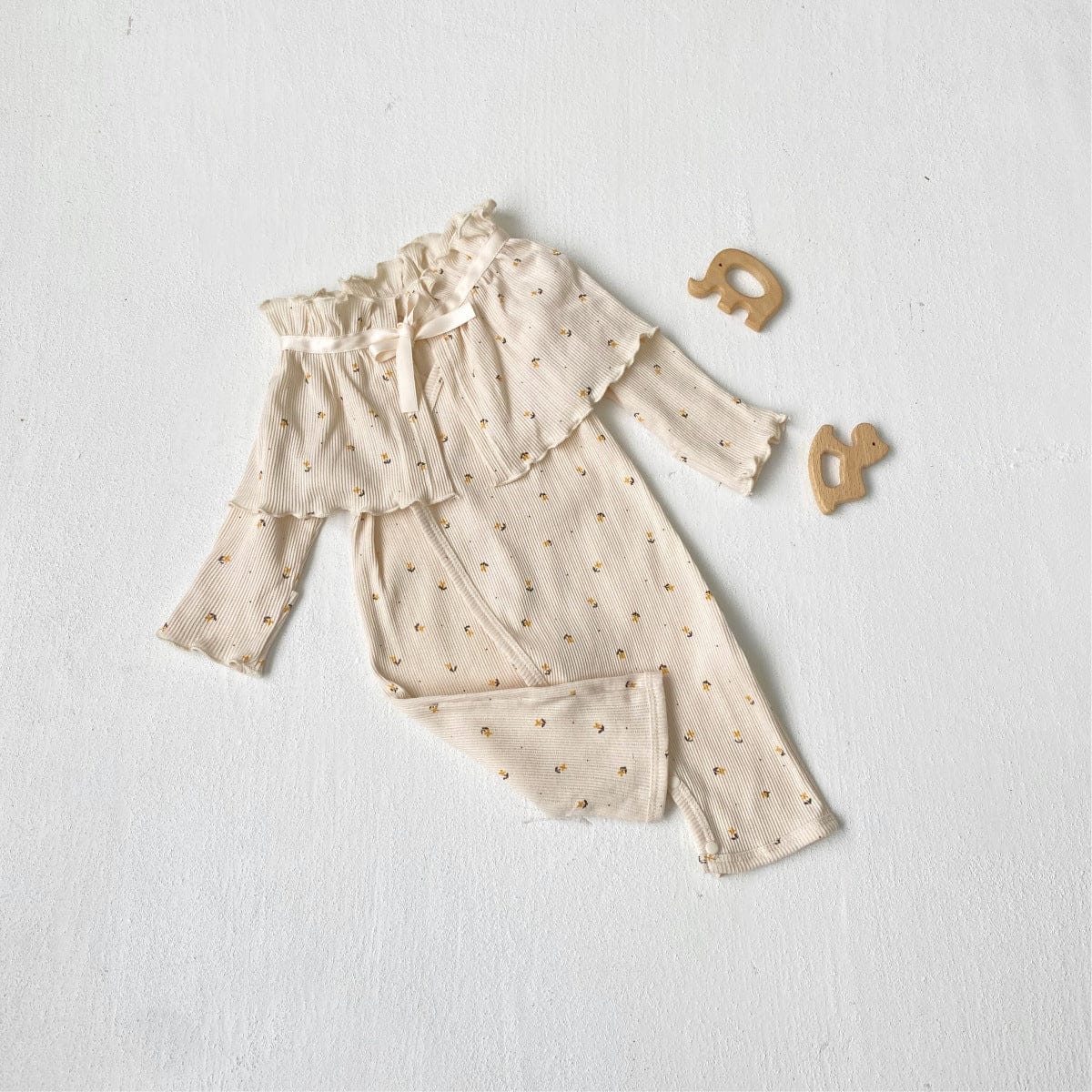 ロンパースセットアップ Apricot two-piece set (jumpsuit + shawl) / 66cm ベビーセットアップ 3点セット 長袖コンビ肌着+ボンネット帽子+フリルショール【mh0009100】