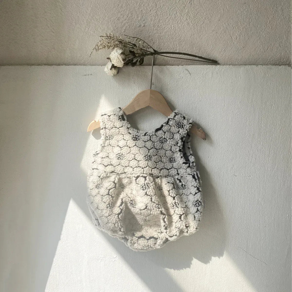 ノースリーブロンパース Beige / 6M  66CM ベビーロンパース フラワーエンボスボアフリースノースリーブボディスーツ【mh0008482】