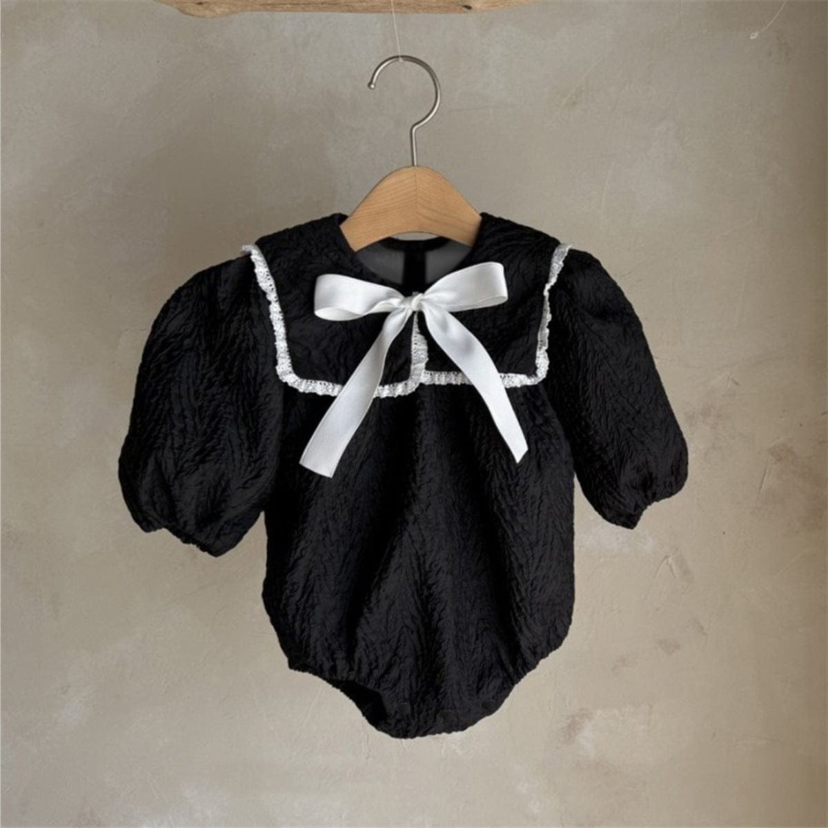 長袖ロンパース Black / 66cm フリル襟ロンパース ビッグリボン付き ジャガード生地 長袖カバーオール【mh0010890】