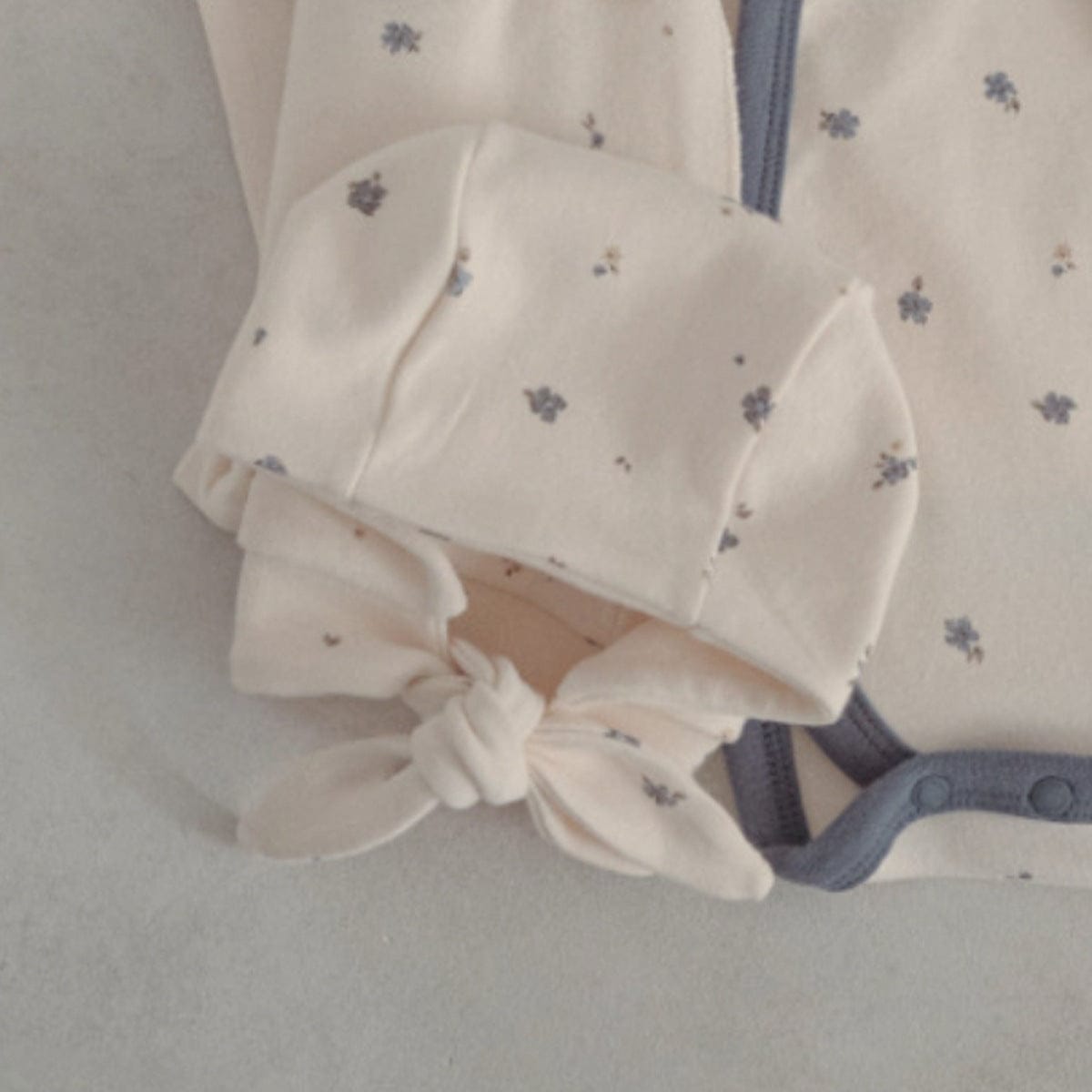 ロンパースセットアップ Blue floral scarf hat / One Size ベビーセットアップ 3点セット 長袖ボディスーツ+ハイウェストパンツ+フラワーキャップ帽子セット【mh0009026】