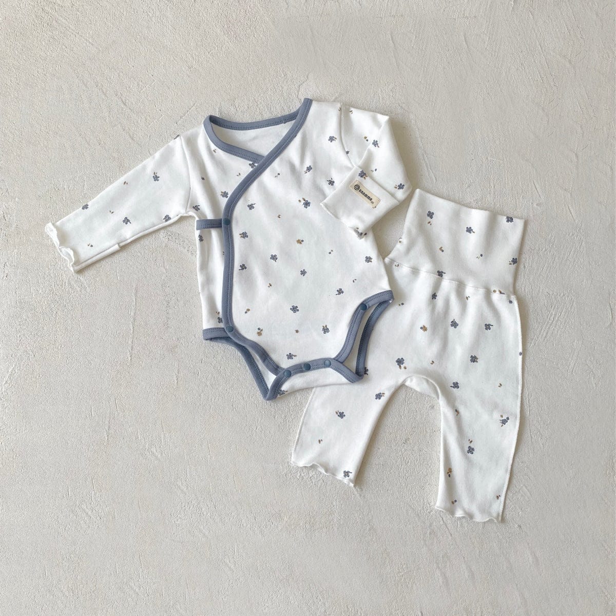 ロンパースセットアップ Blue Floral Suit (Jumpsuit + Pants) / 66cm ベビーセットアップ 3点セット 長袖ボディスーツ+ハイウェストパンツ+フラワーキャップ帽子セット【mh0009026】