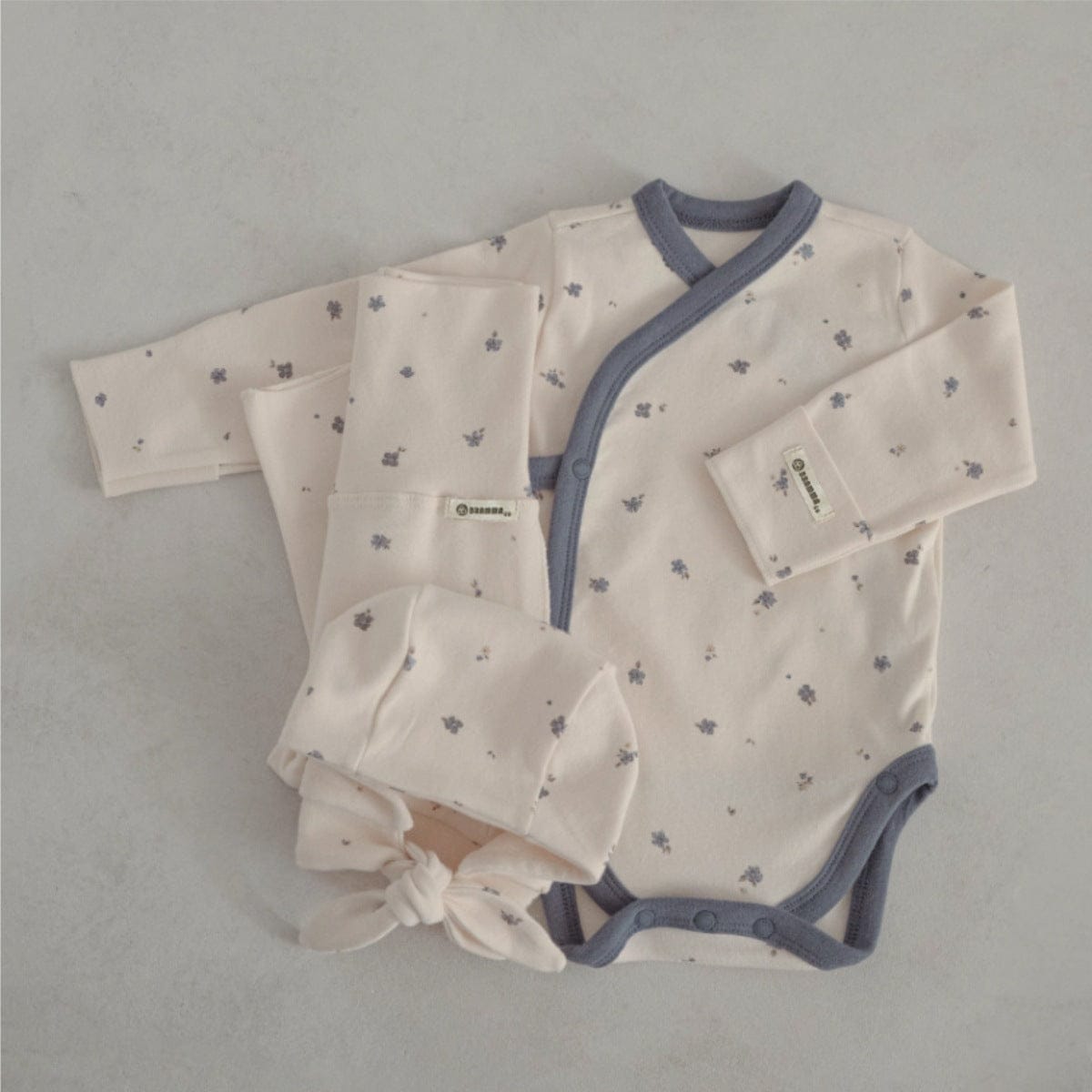 ロンパースセットアップ Blue floral three-piece set (jumpsuit + pants + hat) / 66cm ベビーセットアップ 3点セット 長袖ボディスーツ+ハイウェストパンツ+フラワーキャップ帽子セット【mh0009026】