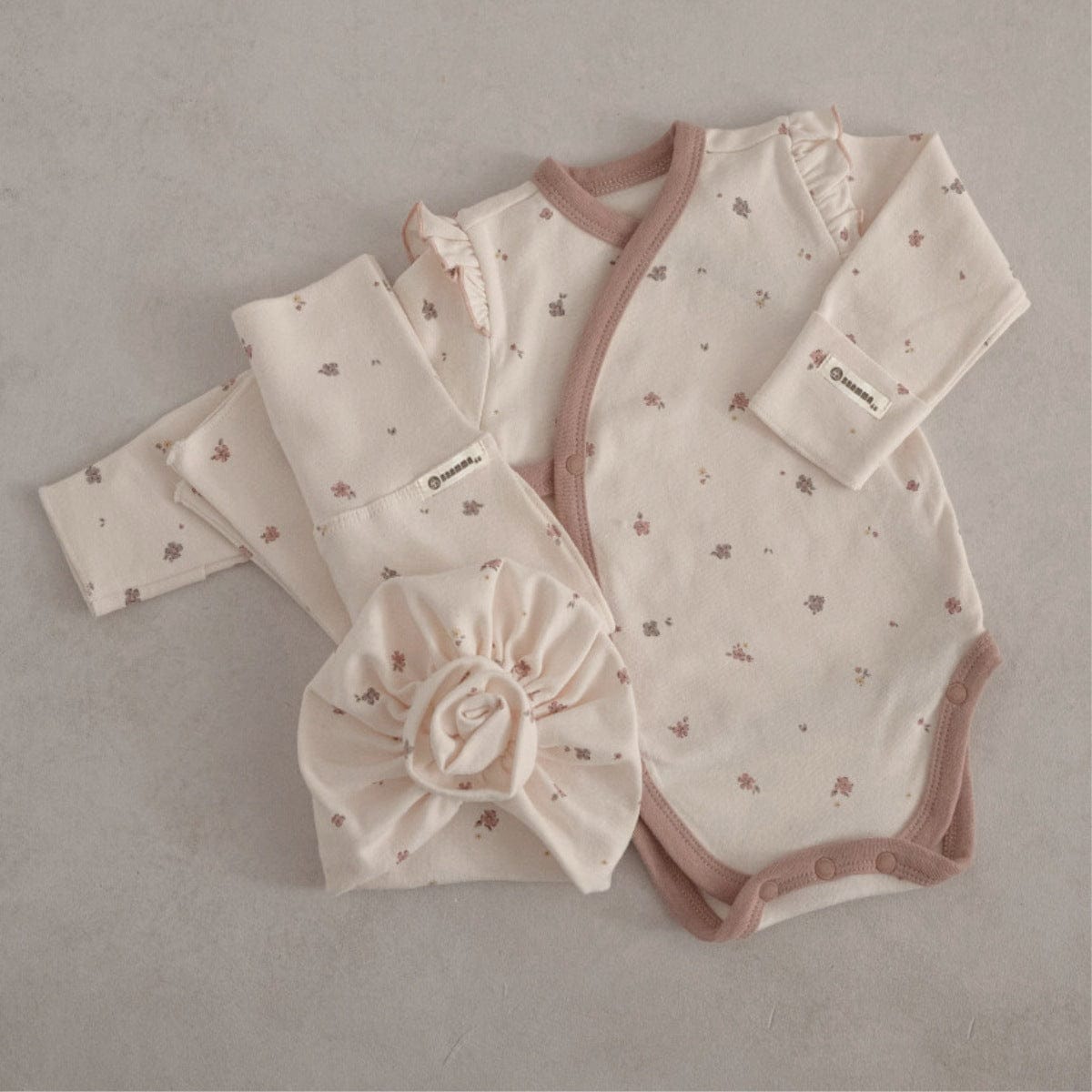 ロンパースセットアップ Crushed flower three-piece set (jumpsuit + pants + hat) / 66cm ベビーセットアップ 3点セット 長袖ボディスーツ+ハイウェストパンツ+フラワーキャップ帽子セット【mh0009026】