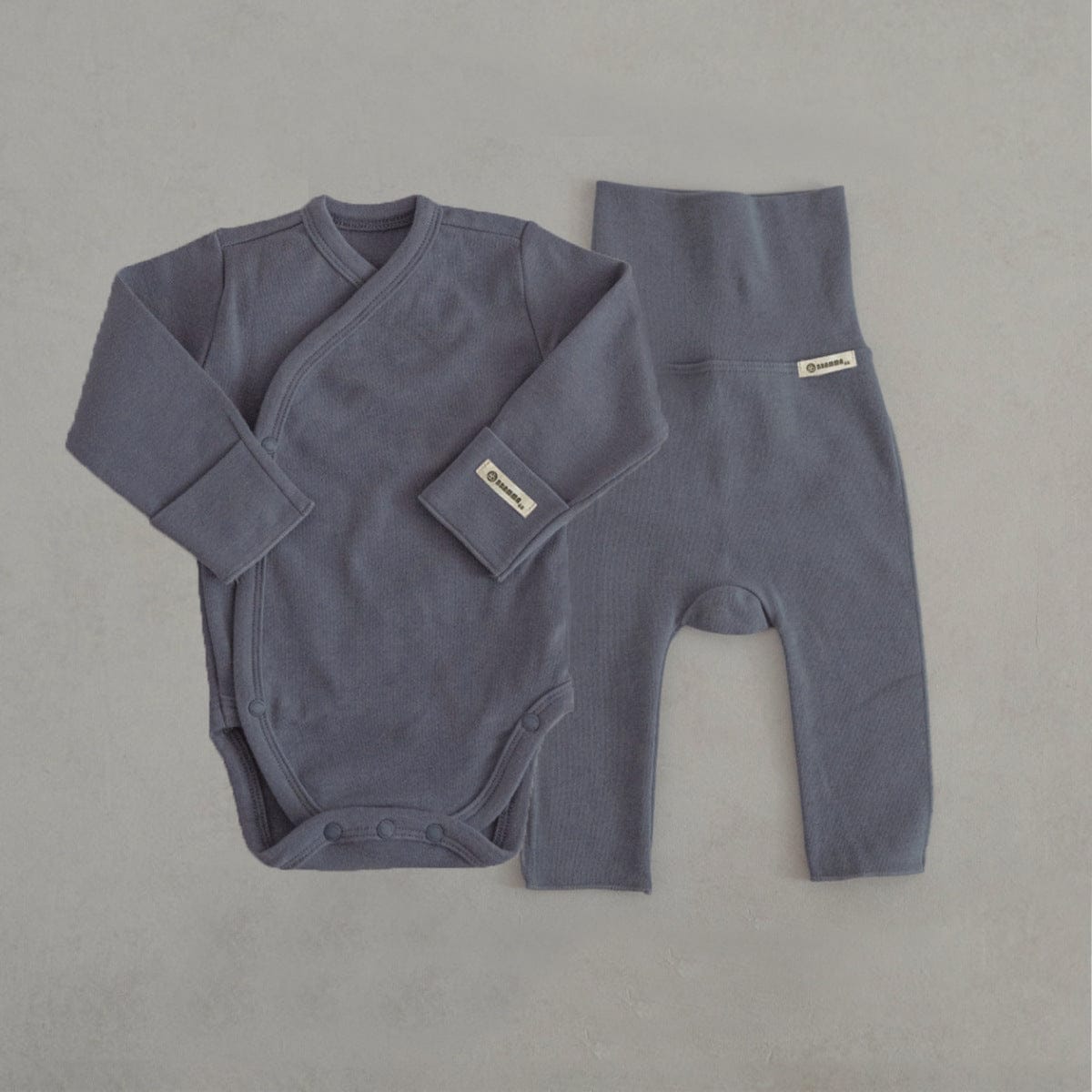 ロンパースセットアップ Dark Blue Suit (Jumpsuit + Pants) / 66cm ベビーセットアップ 3点セット 長袖ボディスーツ+ハイウェストパンツ+フラワーキャップ帽子セット【mh0009026】