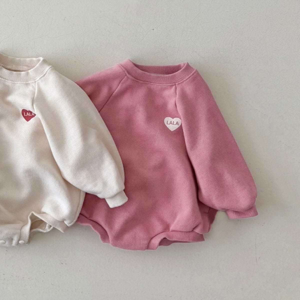 長袖ロンパース Dark Pink / 66cm ハート刺繍ロンパース ラグラン袖 スウェット コットンボディスーツ【mh0010892】