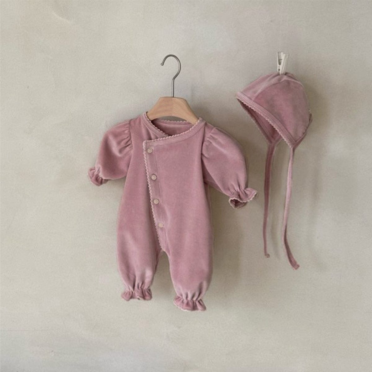 長袖ロンパース Dark Pink Suit (Jumpsuit + Hat) / 66cm 長袖パフスリーブジャンプスーツ ボンネット帽子セット【mh0009662】