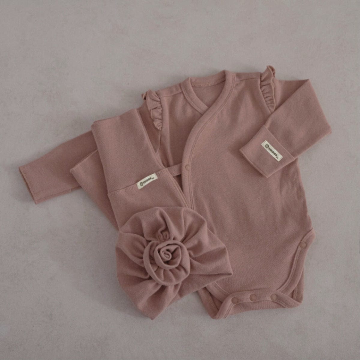 ロンパースセットアップ Dark pink three-piece set (jumpsuit + pants + hat) / 66cm ベビーセットアップ 3点セット 長袖ボディスーツ+ハイウェストパンツ+フラワーキャップ帽子セット【mh0009026】