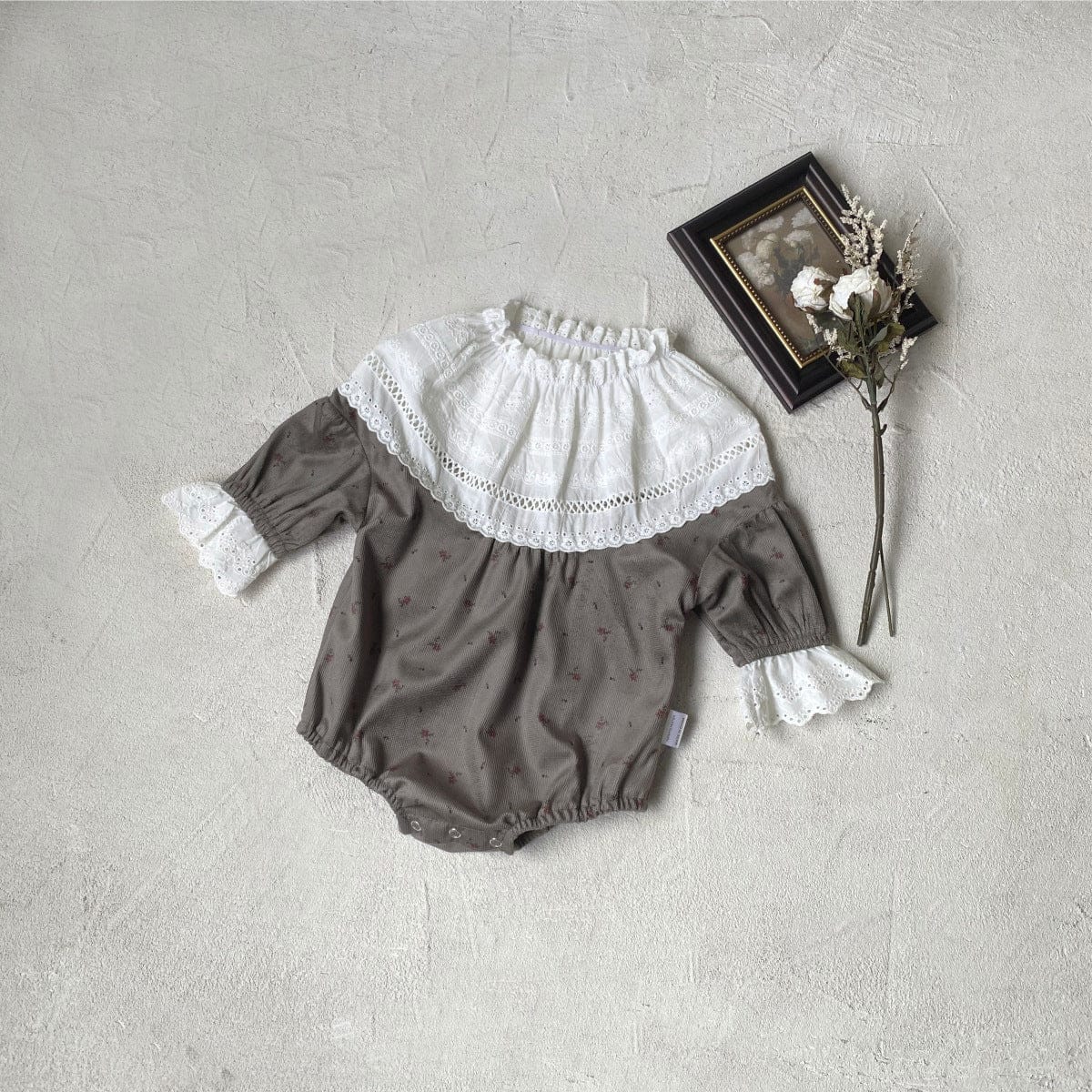 長袖ロンパース Floral onesie / 66cm フラワープリントレースフリル長袖ロンパース 帽子セット【mh0009673】