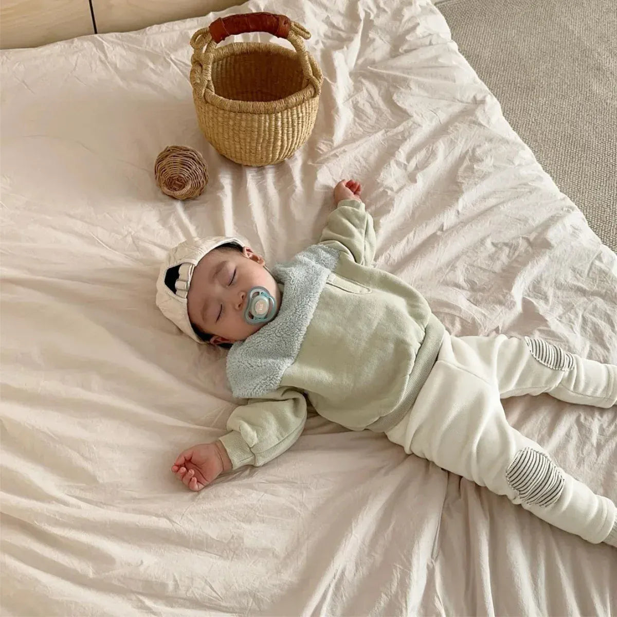 長袖セットアップ green beige / 9M  73CM ベビーセットアップ 2点セット ボアフリースパッチワーク長袖スウェットシャツ+膝パッチロングレギンスパンツ【mh0008480】