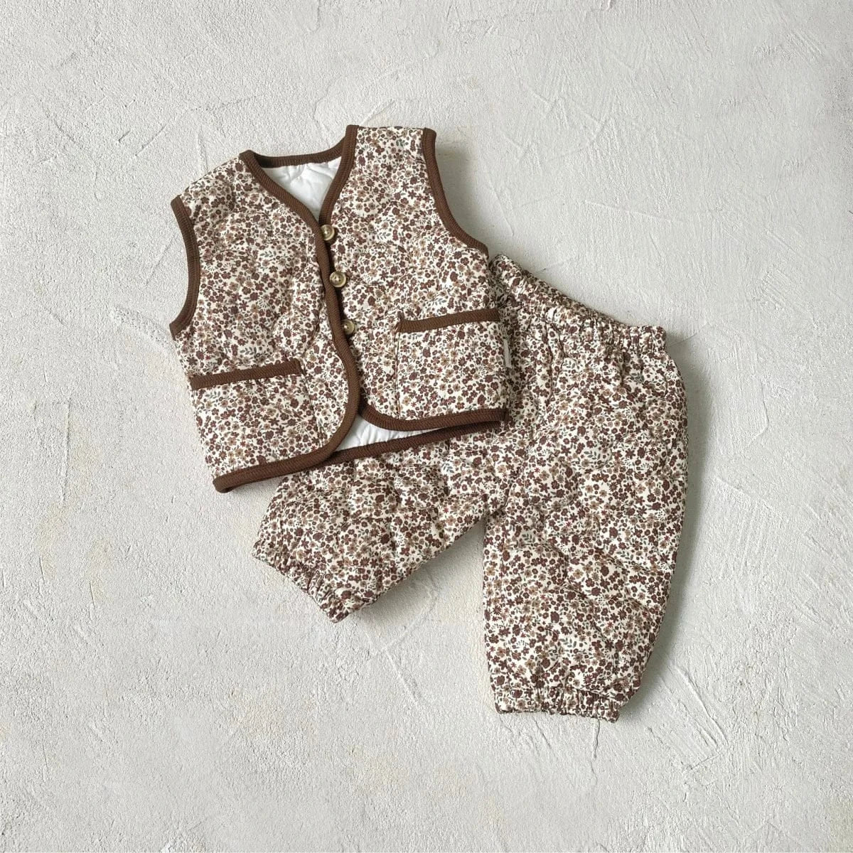 ノースリーブセットアップ Light Brown / 6M  66CM ベビーセットアップ 2点セット フラワープリントキルティングベスト+キルトロングパンツ【mh0008143】