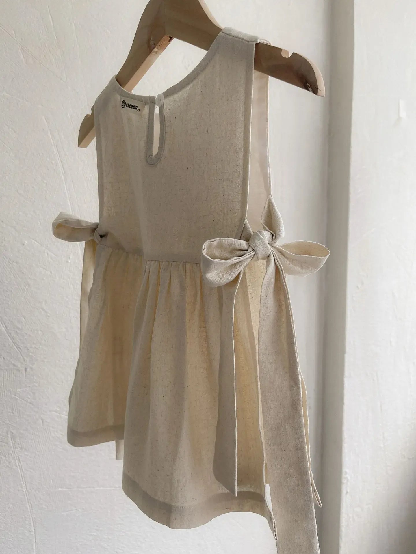 ノースリーブワンピース ベビーワンピース ノースリーブエプロンドレス 重ね着 フラワー花柄刺繍【mh0006331】