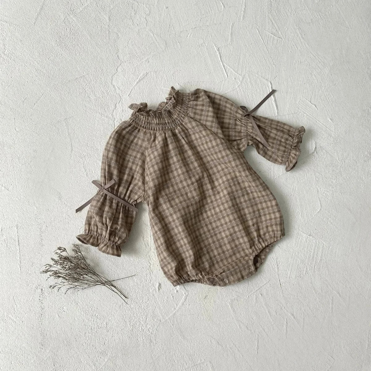 長袖ロンパース ベビーロンパース 長袖ボディスーツ リボン ベルスリーブ スタンドフリルカラー チェック【mh0006383】