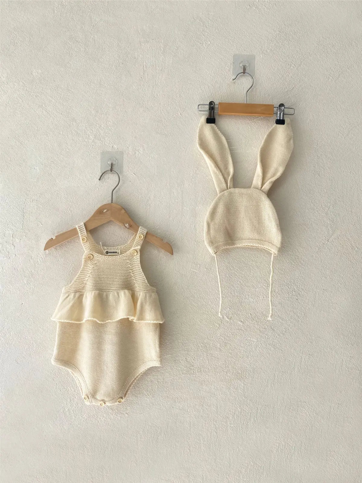 ノースリーブロンパース ベビーロンパース ニットサスペンダーペプラムフリルボディスーツ+うさ耳ボンネット帽子セット【mh0007949】