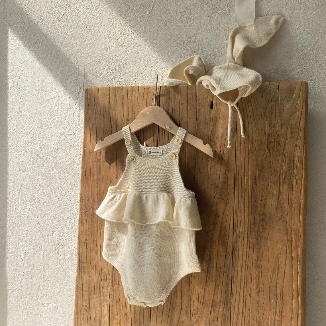ノースリーブロンパース ベビーロンパース ニットサスペンダーペプラムフリルボディスーツ+うさ耳ボンネット帽子セット【mh0007949】