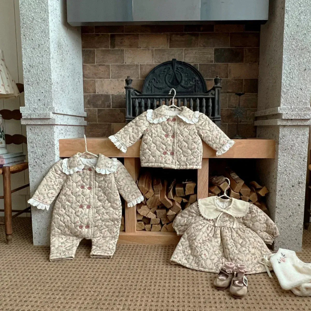 アウタージャンプスーツ ベビーアウタージャンプスーツ レトロフラワープリントレースフリルダブルキルティング長袖ボディスーツ【mh0008148】