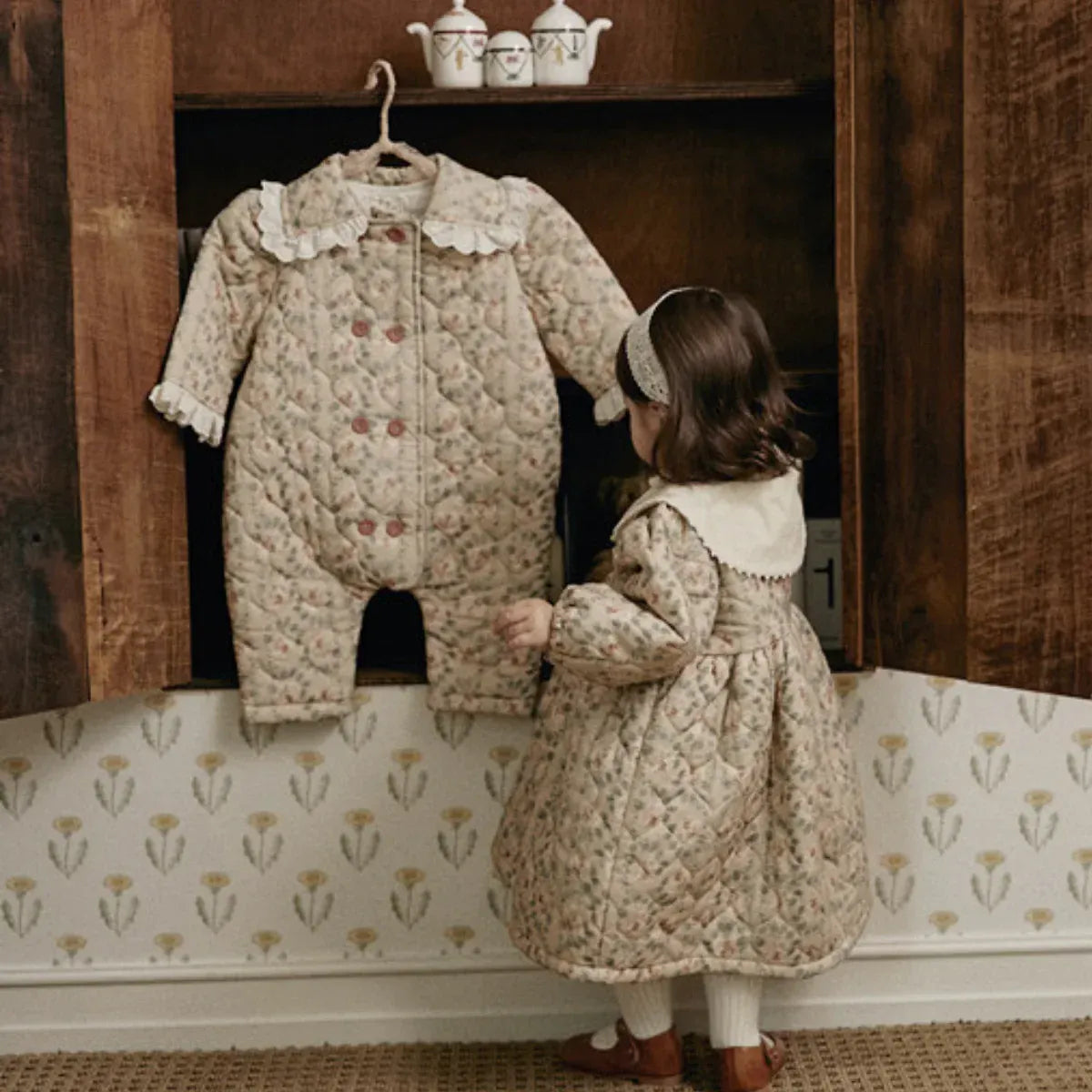 アウタージャンプスーツ ベビーアウタージャンプスーツ レトロフラワープリントレースフリルダブルキルティング長袖ボディスーツ【mh0008148】