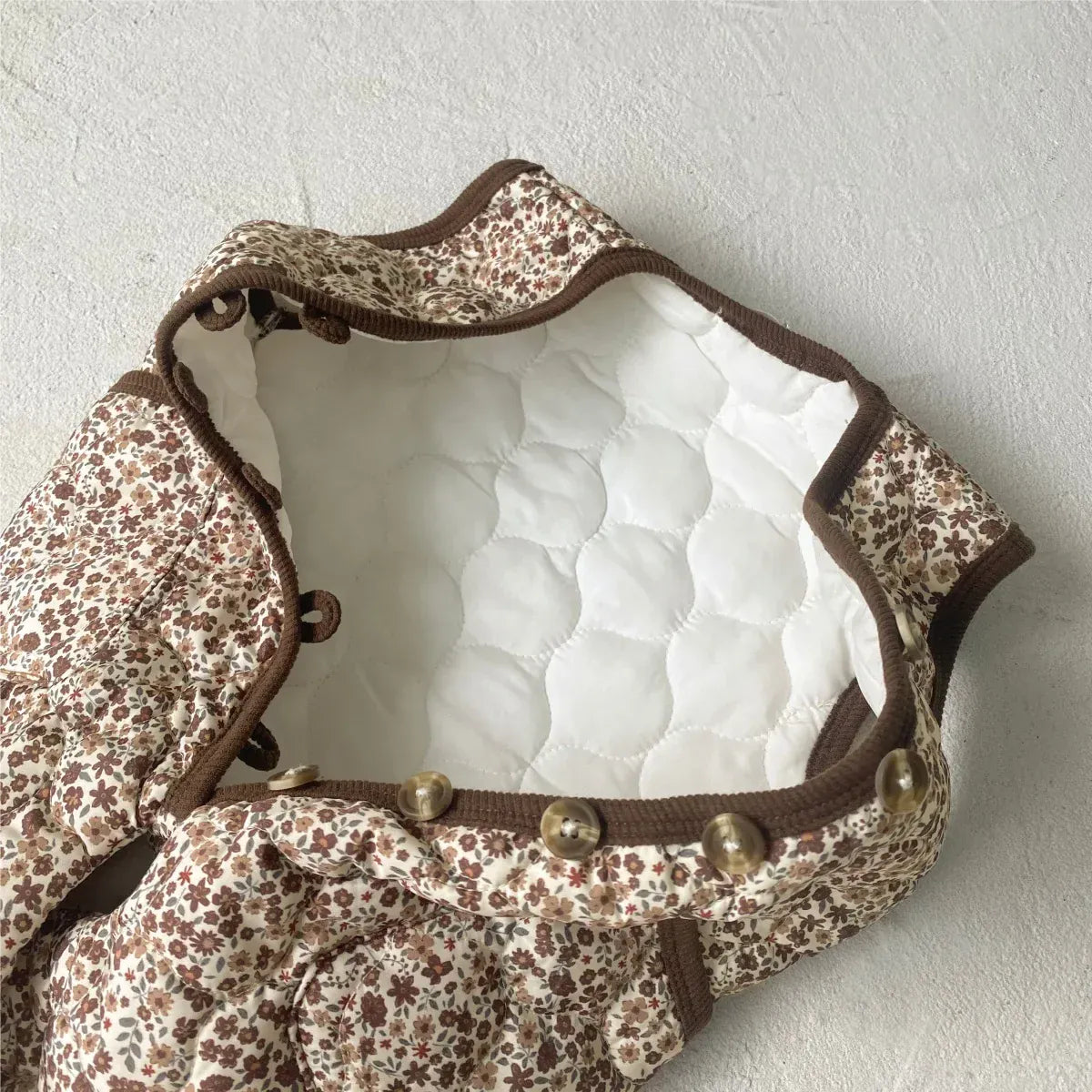 ノースリーブロンパース ベビージャンプスーツ キルティングフラワープリントバイピングノースリーブロンパース【mh0008149】