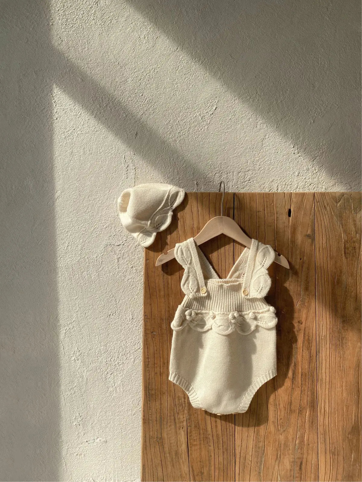 ノースリーブロンパース ベビーロンパース フリルサスペンダーニットボディスーツ+帽子セット【mh0008157】