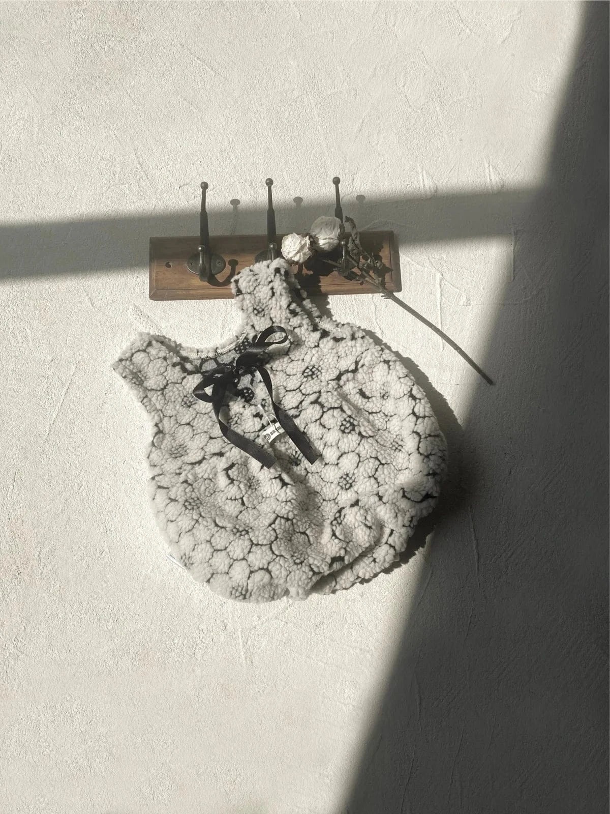 ノースリーブロンパース ベビーロンパース フラワーエンボスボアフリースノースリーブボディスーツ【mh0008482】