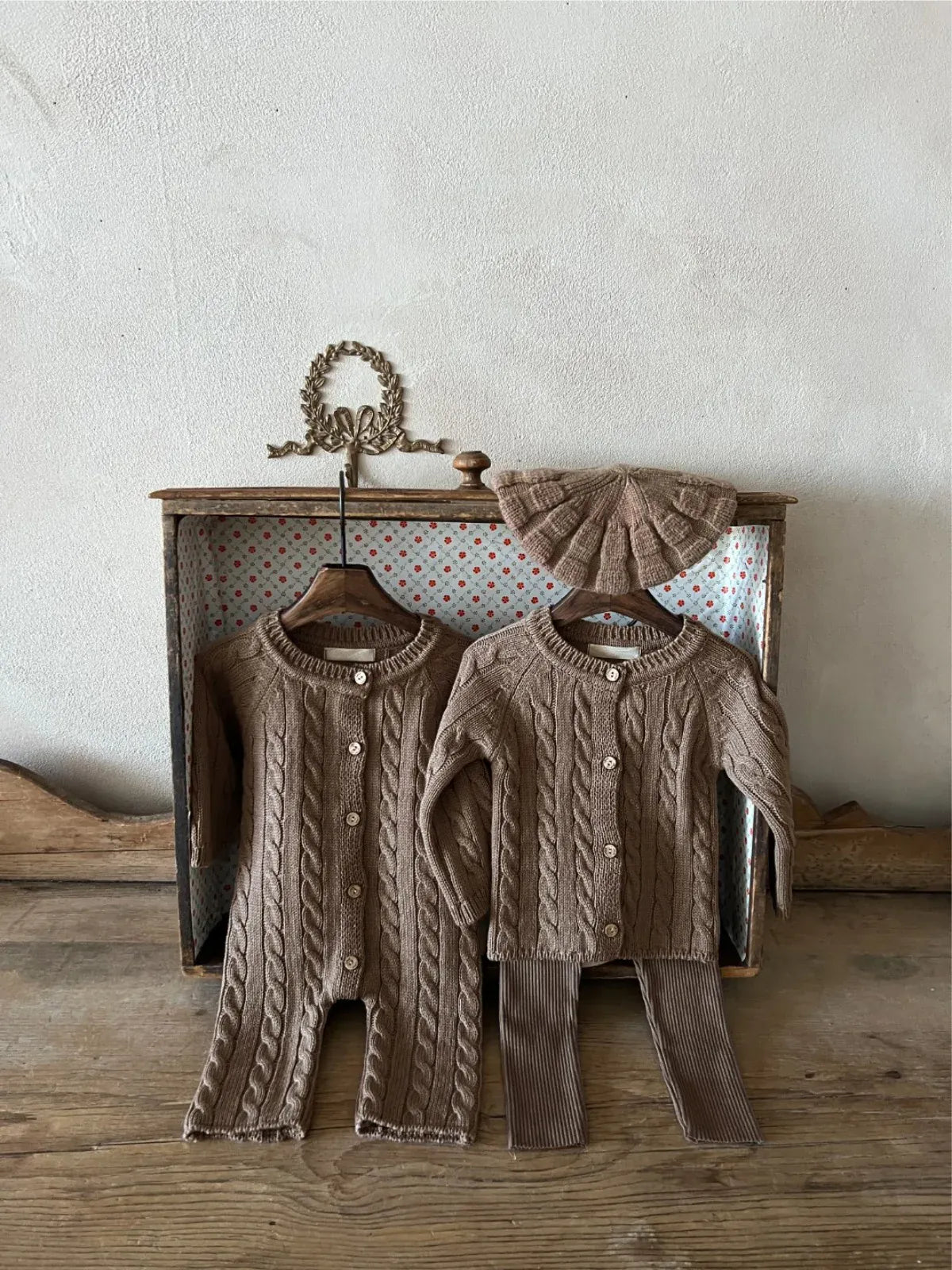 長袖ロンパース ベビージャンプスーツ+帽子セット アランニットケーブル編み長袖ロンパース+ニットベレー帽【mh0008730】