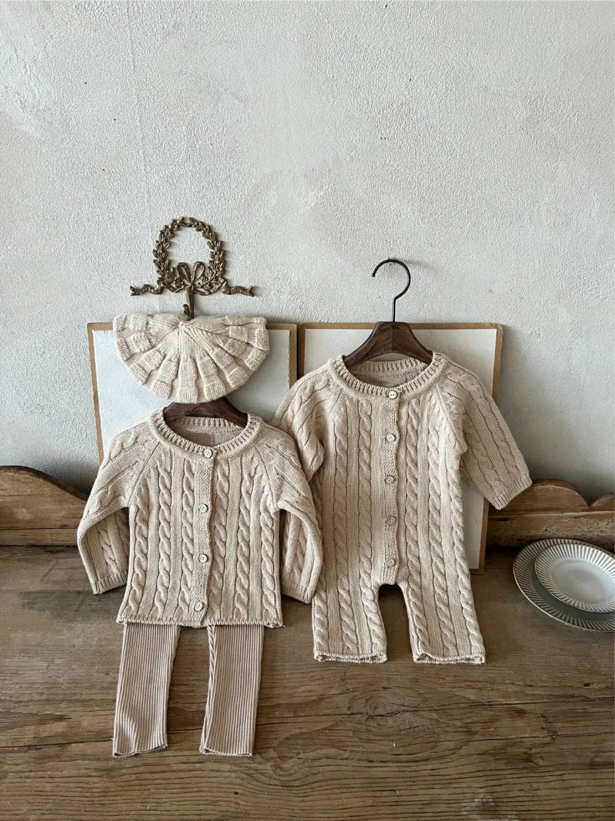 長袖ロンパース ベビージャンプスーツ+帽子セット アランニットケーブル編み長袖ロンパース+ニットベレー帽【mh0008730】