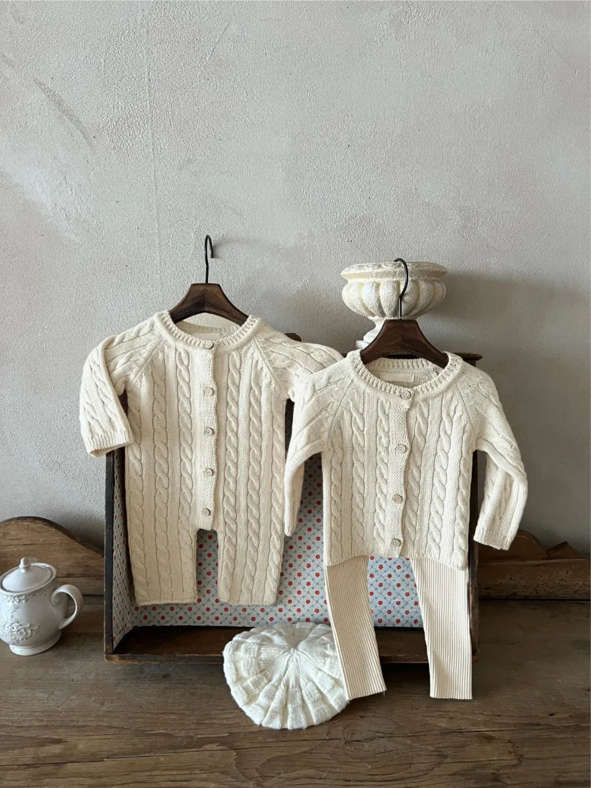 長袖ロンパース ベビージャンプスーツ+帽子セット アランニットケーブル編み長袖ロンパース+ニットベレー帽【mh0008730】