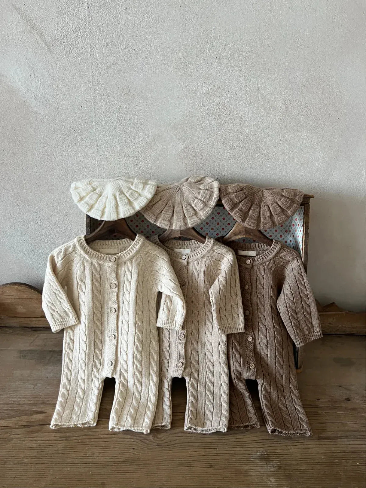 長袖ロンパース ベビージャンプスーツ+帽子セット アランニットケーブル編み長袖ロンパース+ニットベレー帽【mh0008730】