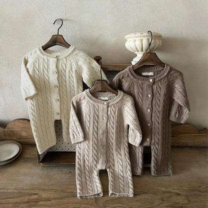 長袖ロンパース ベビージャンプスーツ+帽子セット アランニットケーブル編み長袖ロンパース+ニットベレー帽【mh0008730】