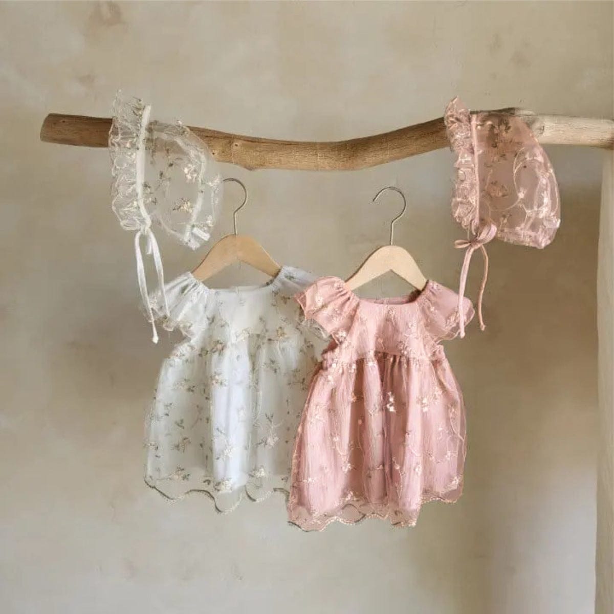 半袖ワンピース 刺繍フラワーチュールフリルスリーブワンピース+レース刺繍ボンネット帽子セット【mh0010206】