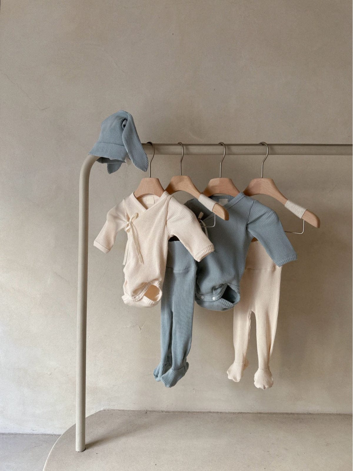 ロンパースセットアップ 長袖ベビー肌着ロンパース+足付きレギンスパンツ+うさ耳帽子セット【mh0010599】