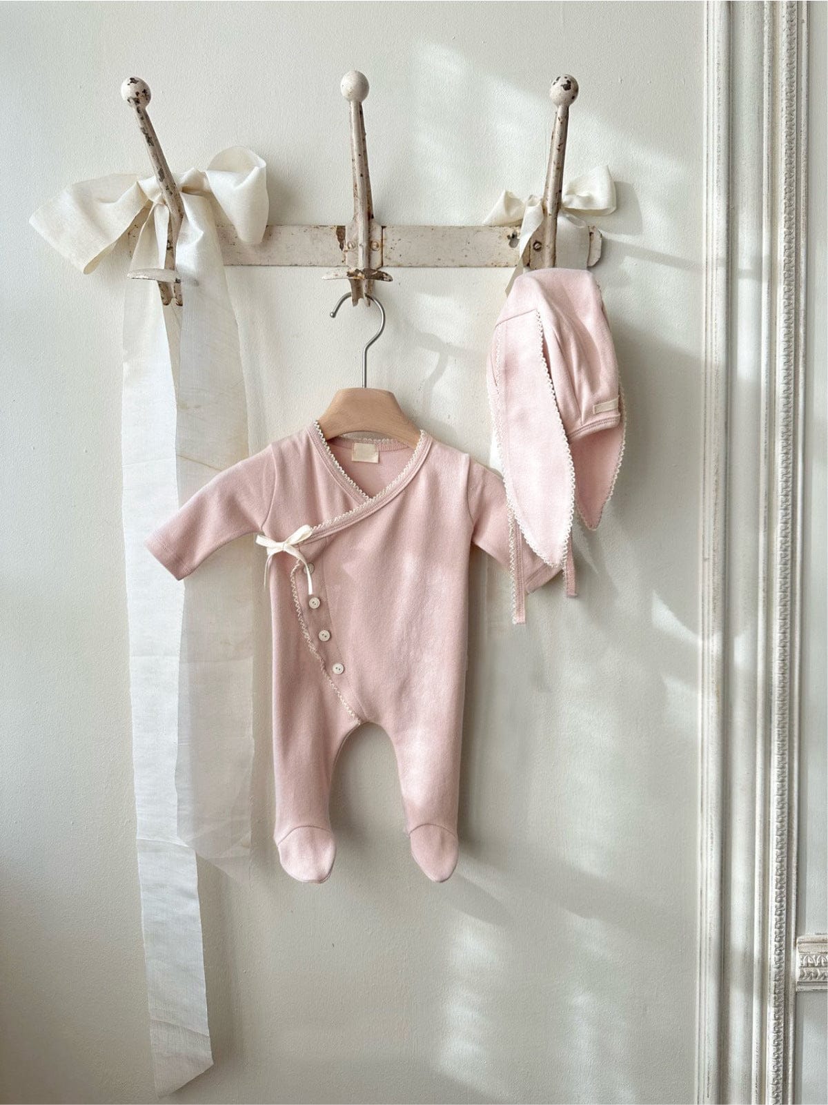長袖ロンパース フロントリボンロンパース 足つきデザイン コットン新生児カバーオール【mh0010893】