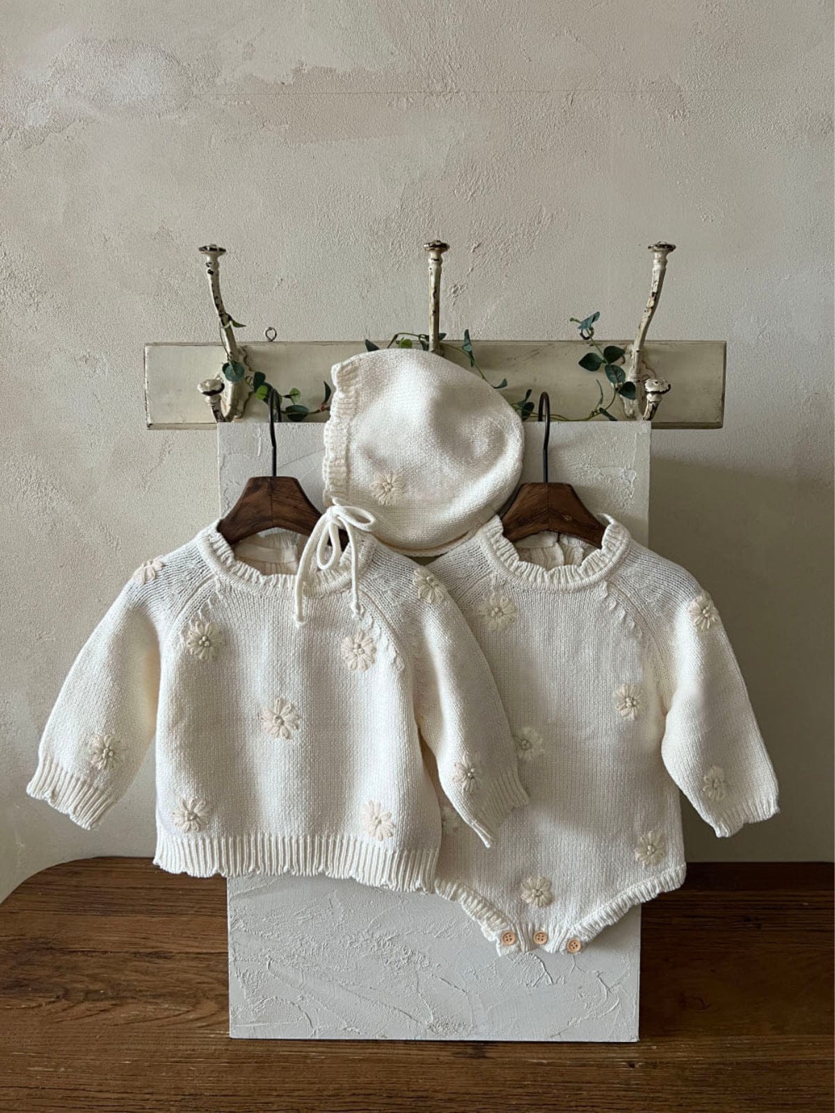 ニット・セーター ぷっくり刺繍フラワーニットトップス/ロンパース/ボンネット【mh0010898】