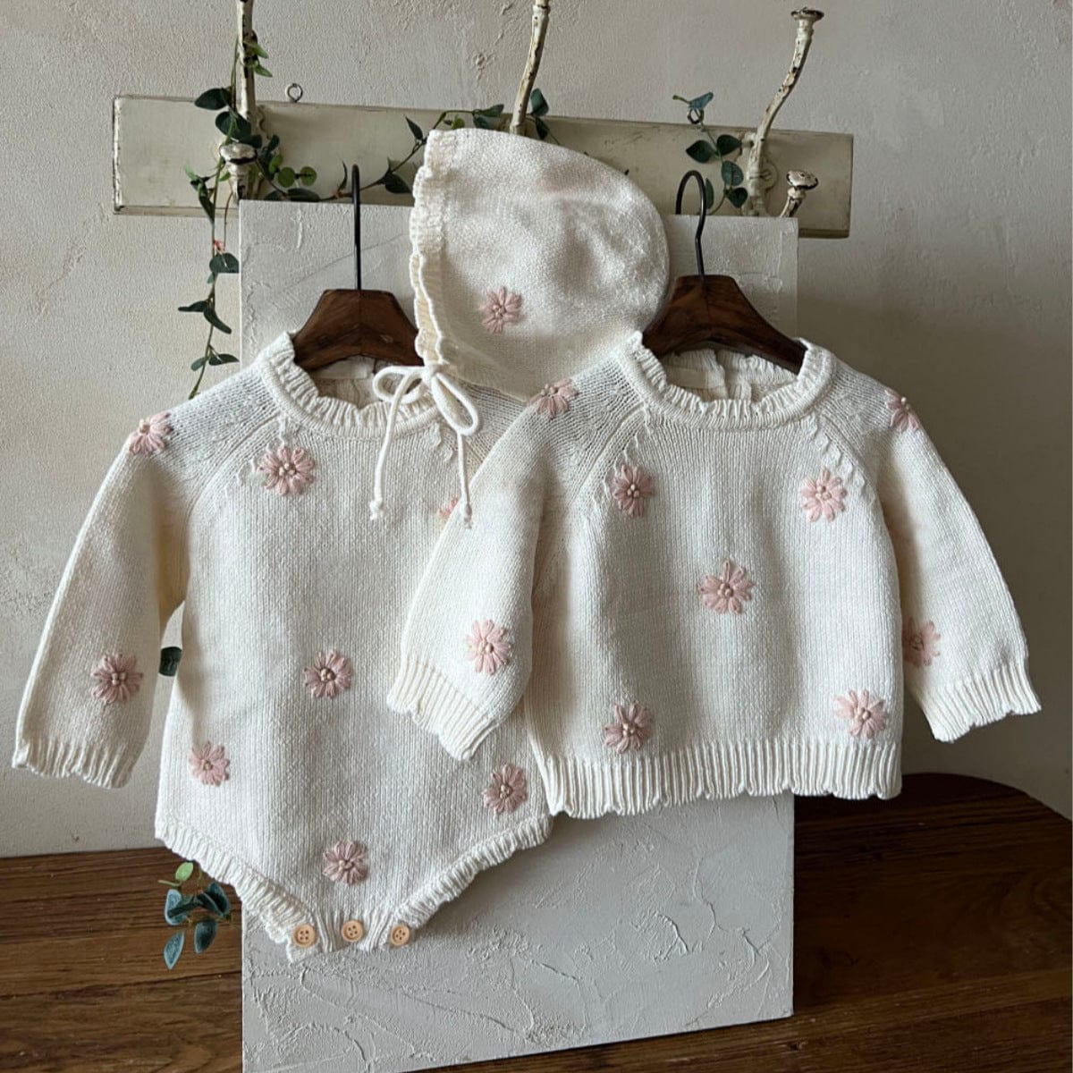 ニット・セーター ぷっくり刺繍フラワーニットトップス/ロンパース/ボンネット【mh0010898】