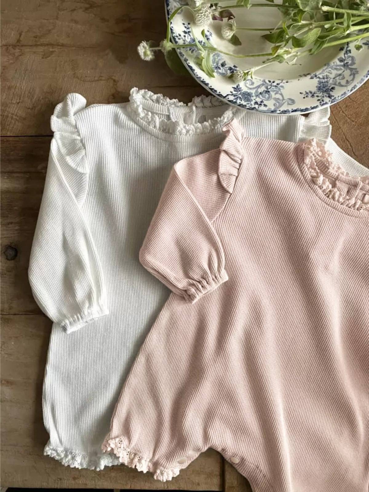 長袖ロンパース 長袖ロンパース ワッフル素材 フリルショルダー メロウフリル ボディスーツ【mh0011366】