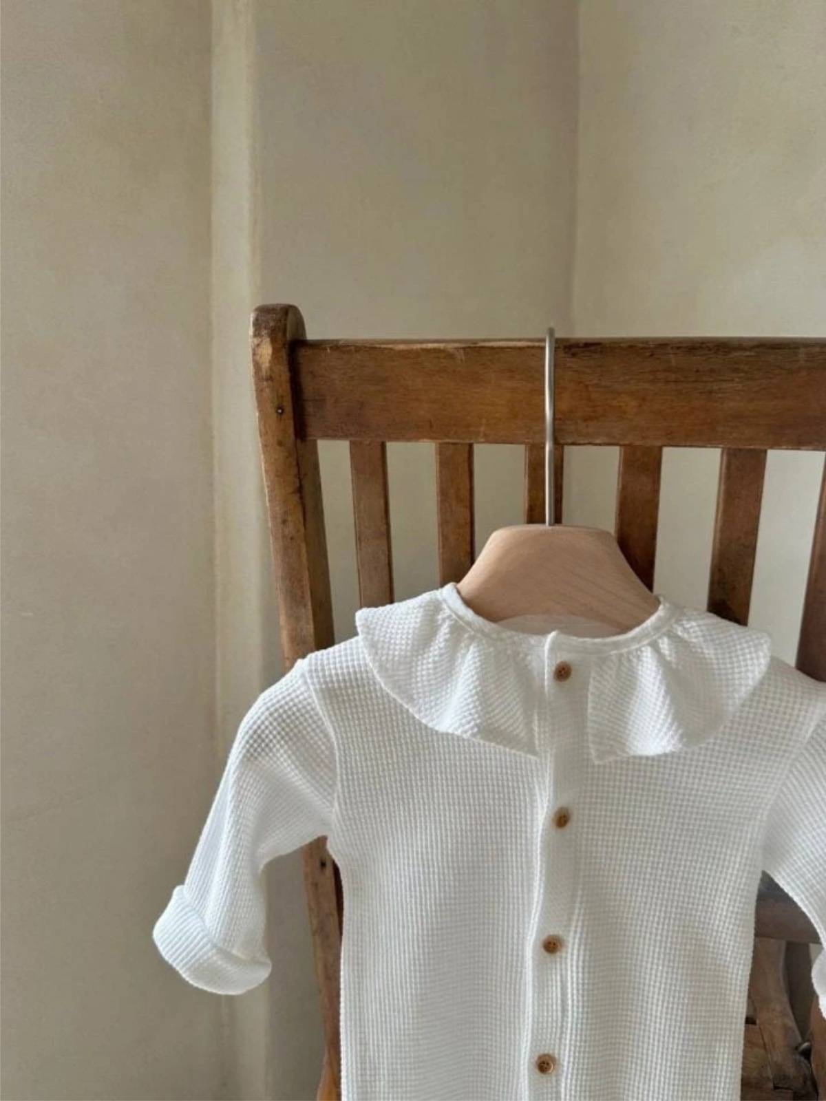 長袖ロンパース 長袖ロンパース ワッフル素材 フリル襟 前開き 足つき カバーオール【mh0011367】