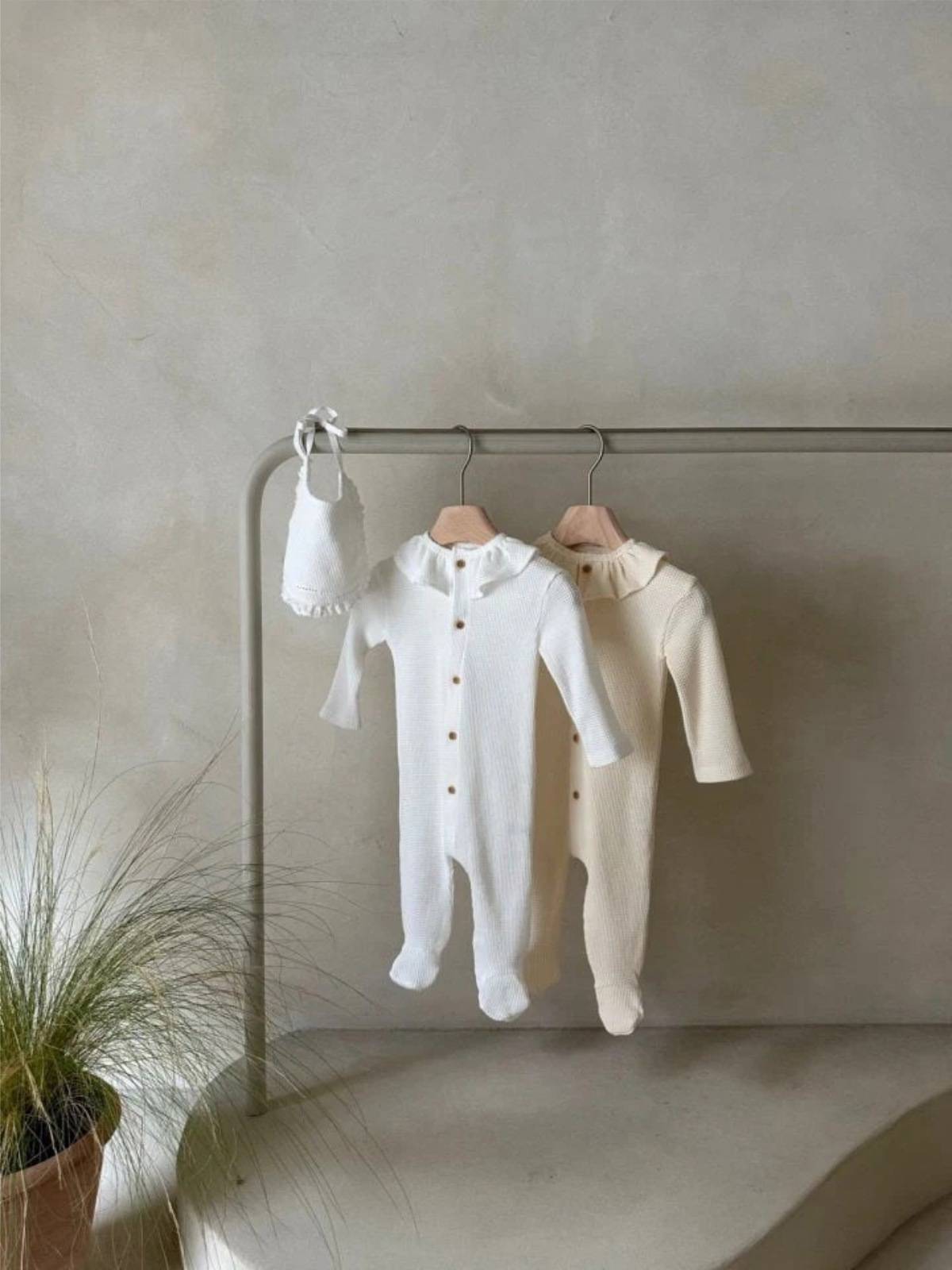 長袖ロンパース 長袖ロンパース ワッフル素材 フリル襟 前開き 足つき カバーオール【mh0011367】