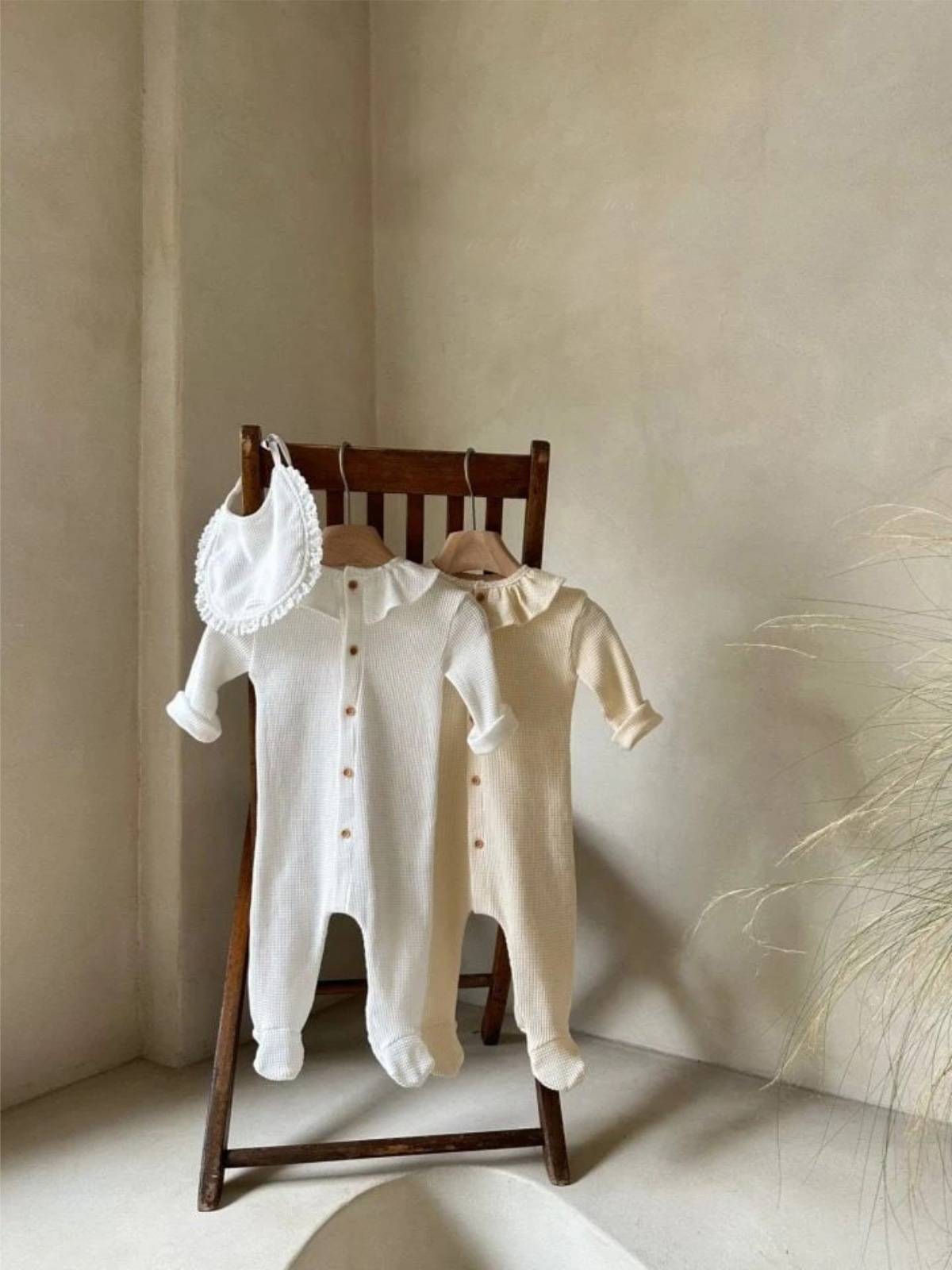 長袖ロンパース 長袖ロンパース ワッフル素材 フリル襟 前開き 足つき カバーオール【mh0011367】