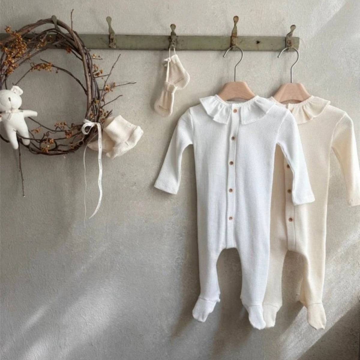 長袖ロンパース 長袖ロンパース ワッフル素材 フリル襟 前開き 足つき カバーオール【mh0011367】