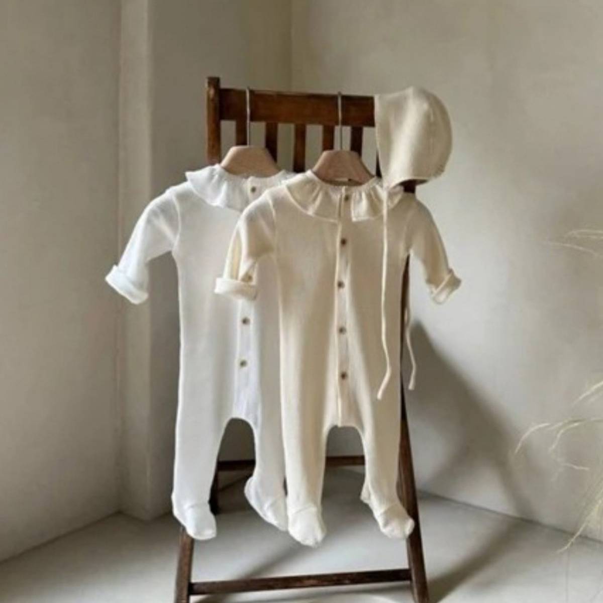 長袖ロンパース 長袖ロンパース ワッフル素材 フリル襟 前開き 足つき カバーオール【mh0011367】