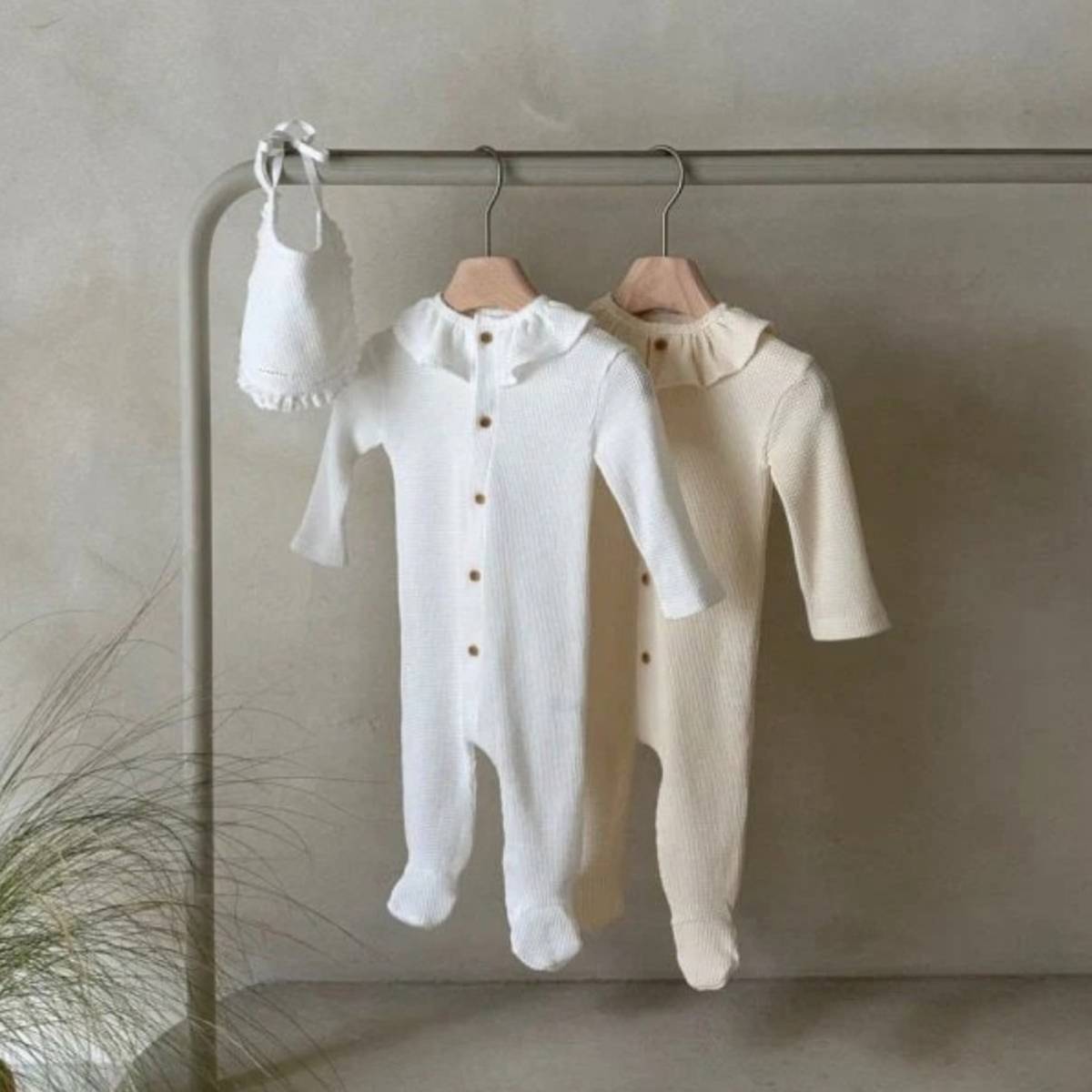 長袖ロンパース 長袖ロンパース ワッフル素材 フリル襟 前開き 足つき カバーオール【mh0011367】