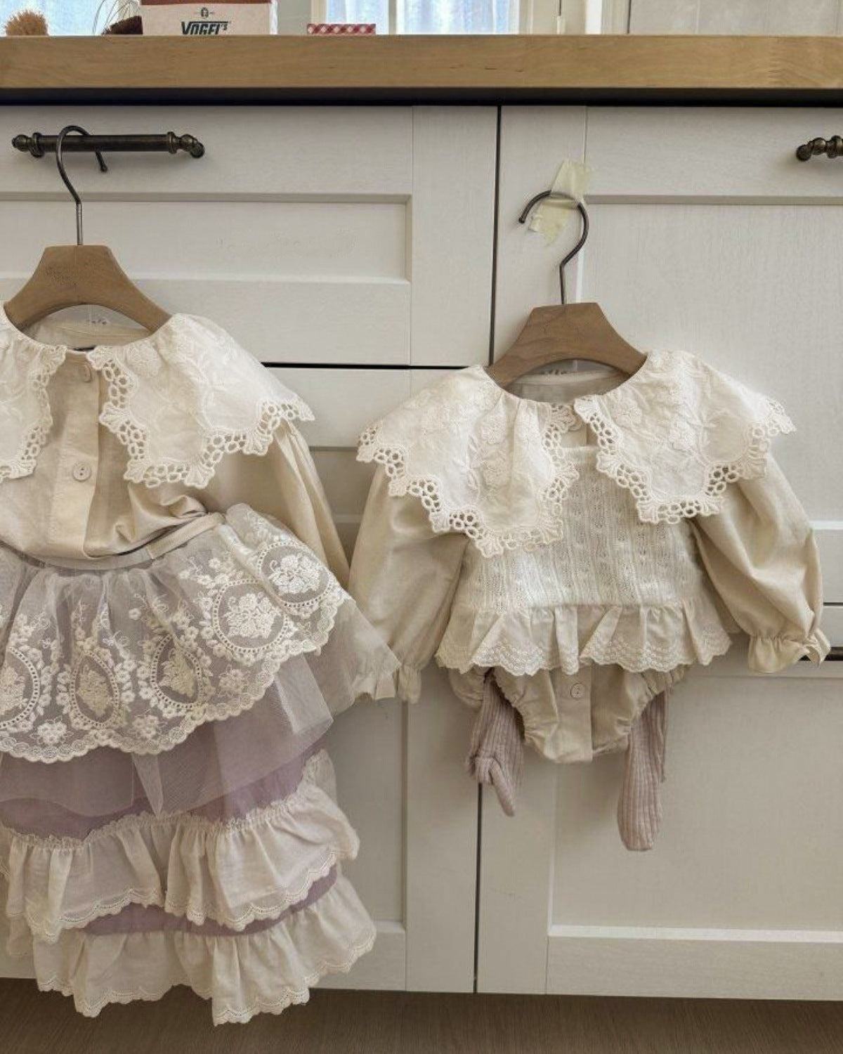 長袖ロンパース 長袖ロンパース レース襟 ボリューム袖 フロントボタン ボディスーツ【mh0011630】