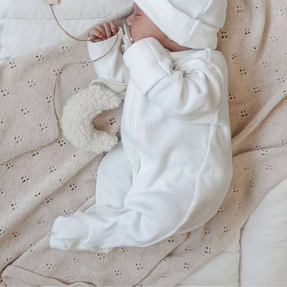 長袖ロンパース Milky White Jumpsuit / 66cm 長袖足つきロンパース | ワッフルリブ | 斜めジップくま耳帽セット【mh0011499】