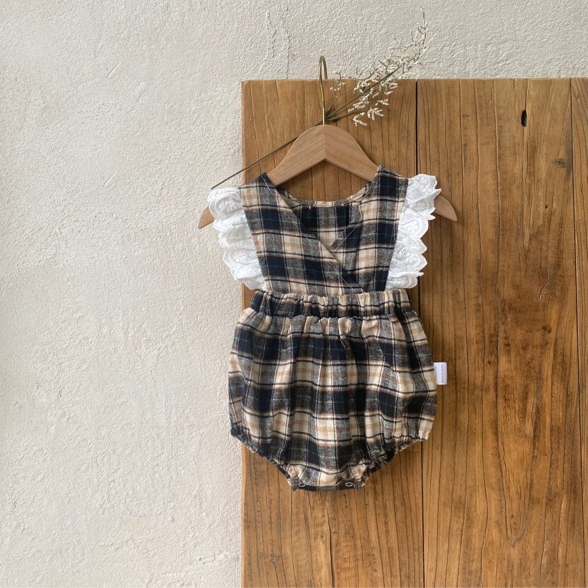 ノースリーブロンパース Navy checkered sleeveless jumpsuit / 66cm ベビーロンパース チェックショルダーレースフリルノースリーブボディスーツ【mh0009037】