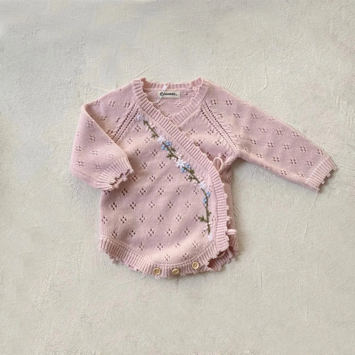 長袖ロンパース pink bodysuit / 6M  66CM ベビーロンパース フラワー刺繍レースニット長袖ボディスーツ+ニットキャップ帽子セット【mh0008141】