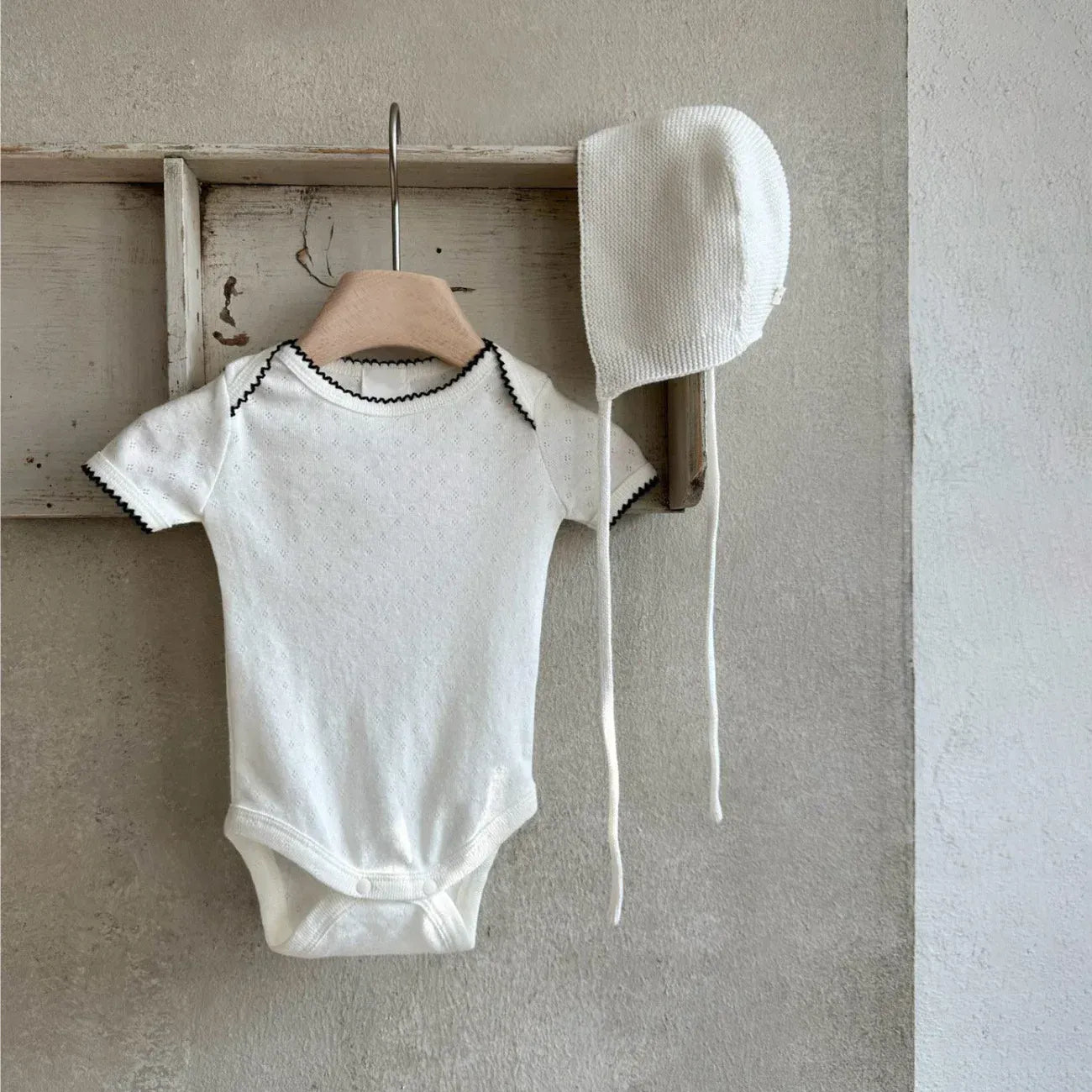 半袖ロンパース White / 66cm 0-6m ベビーロンパース レースニット 半袖ボディスーツ 肌着 3カラー【mh0005072】