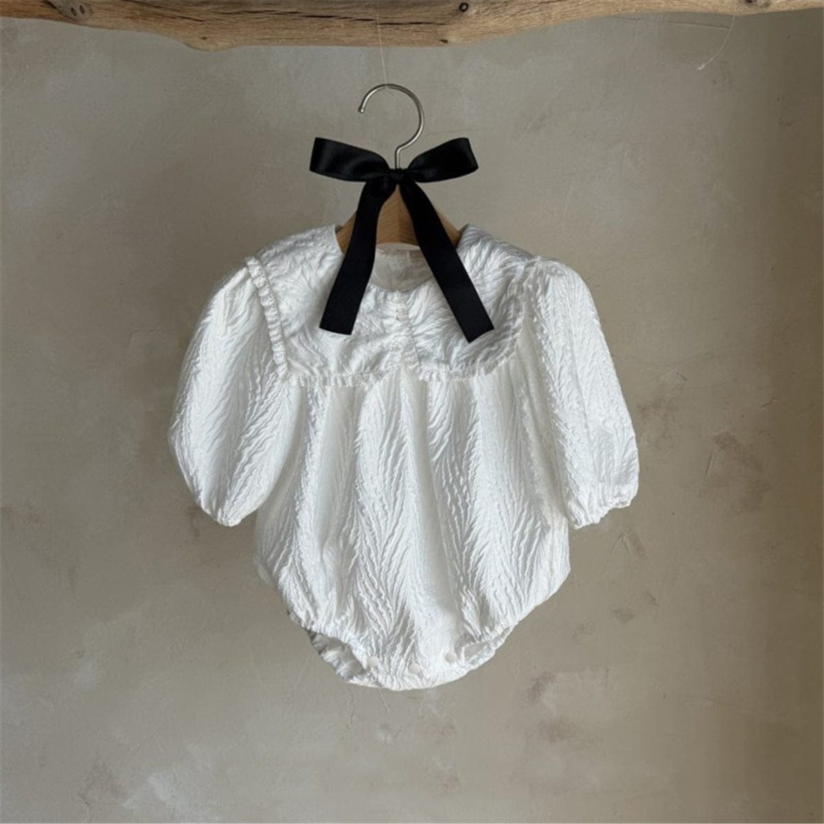 長袖ロンパース White / 66cm フリル襟ロンパース ビッグリボン付き ジャガード生地 長袖カバーオール【mh0010890】