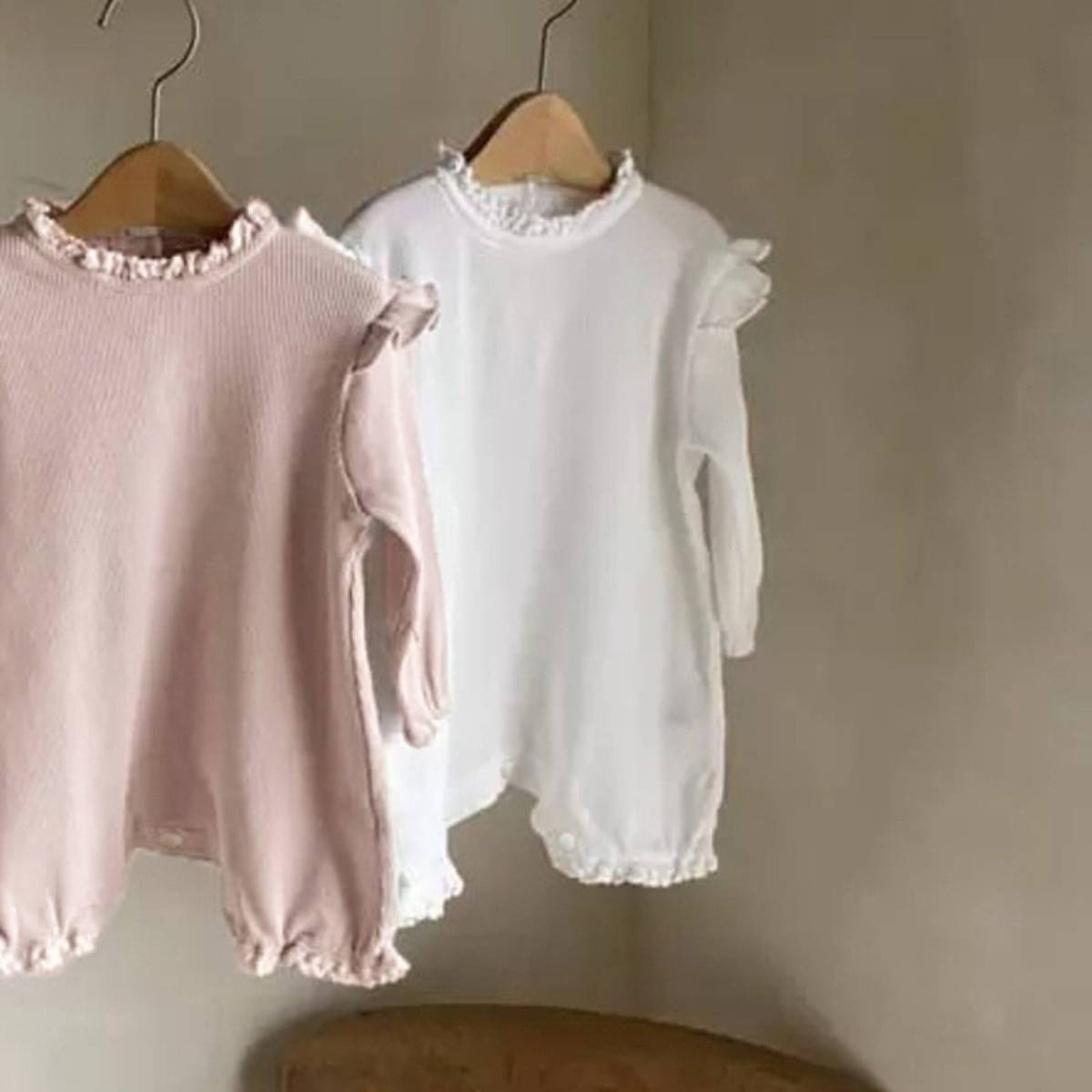 長袖ロンパース White / 66cm 長袖ロンパース ワッフル素材 フリルショルダー メロウフリル ボディスーツ【mh0011366】