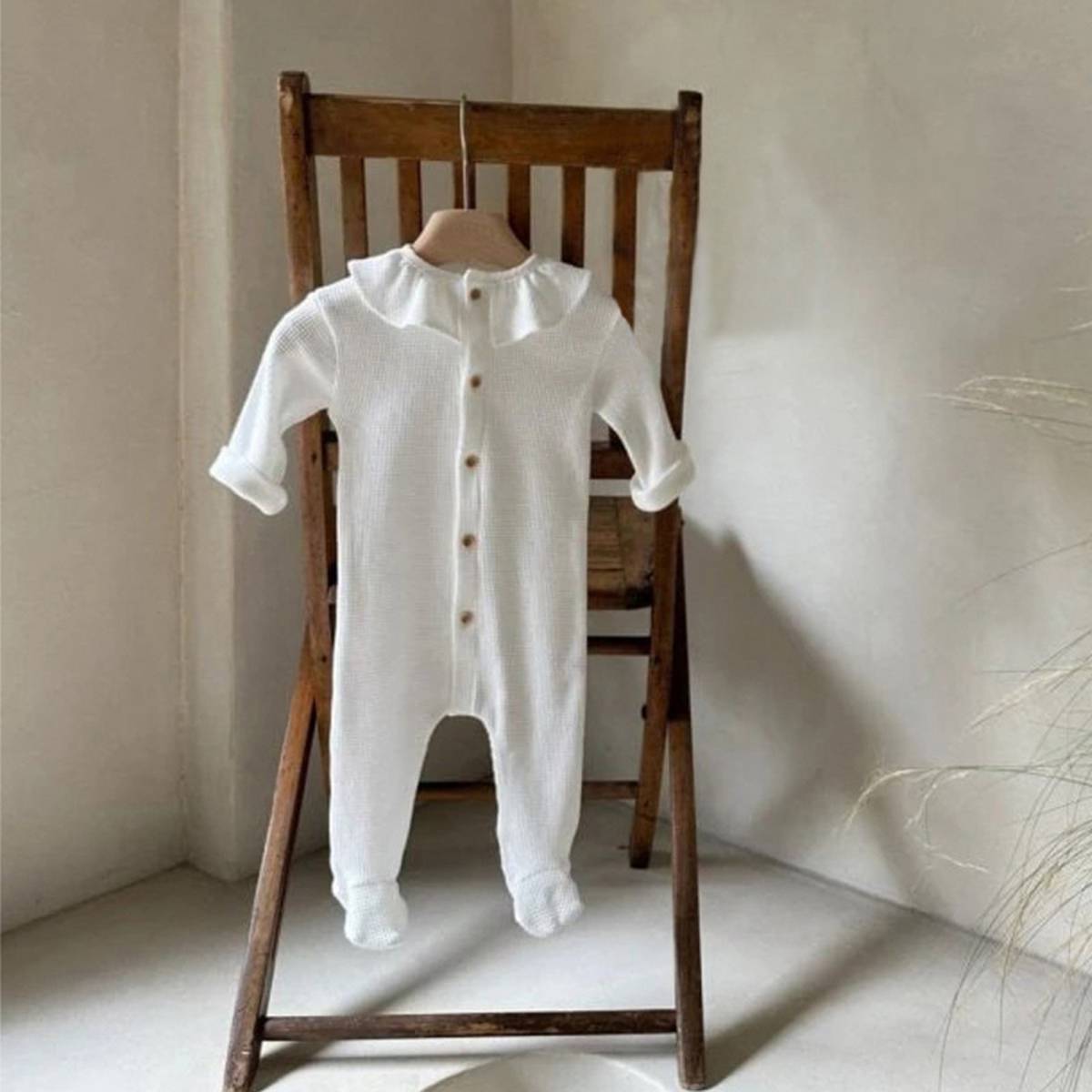 長袖ロンパース White / 66cm 長袖ロンパース ワッフル素材 フリル襟 前開き 足つき カバーオール【mh0011367】